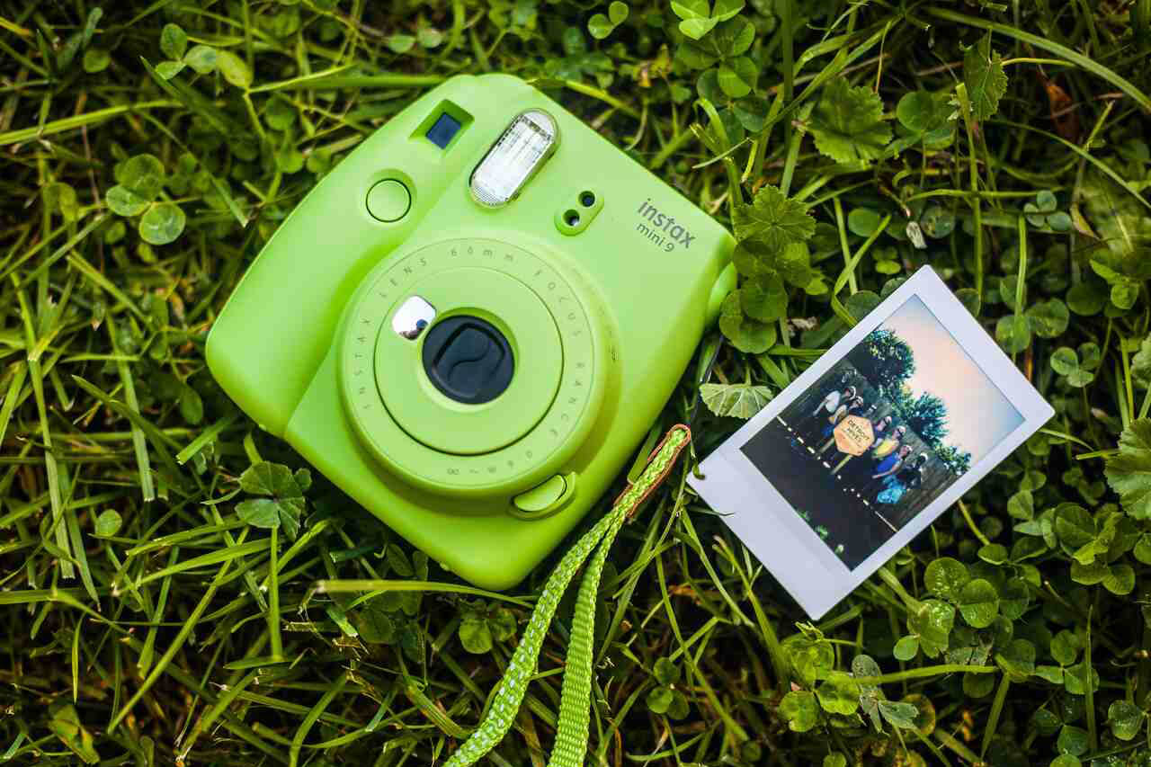Aparaty Instax – działanie, zalety. Gdzie się przydadzą?